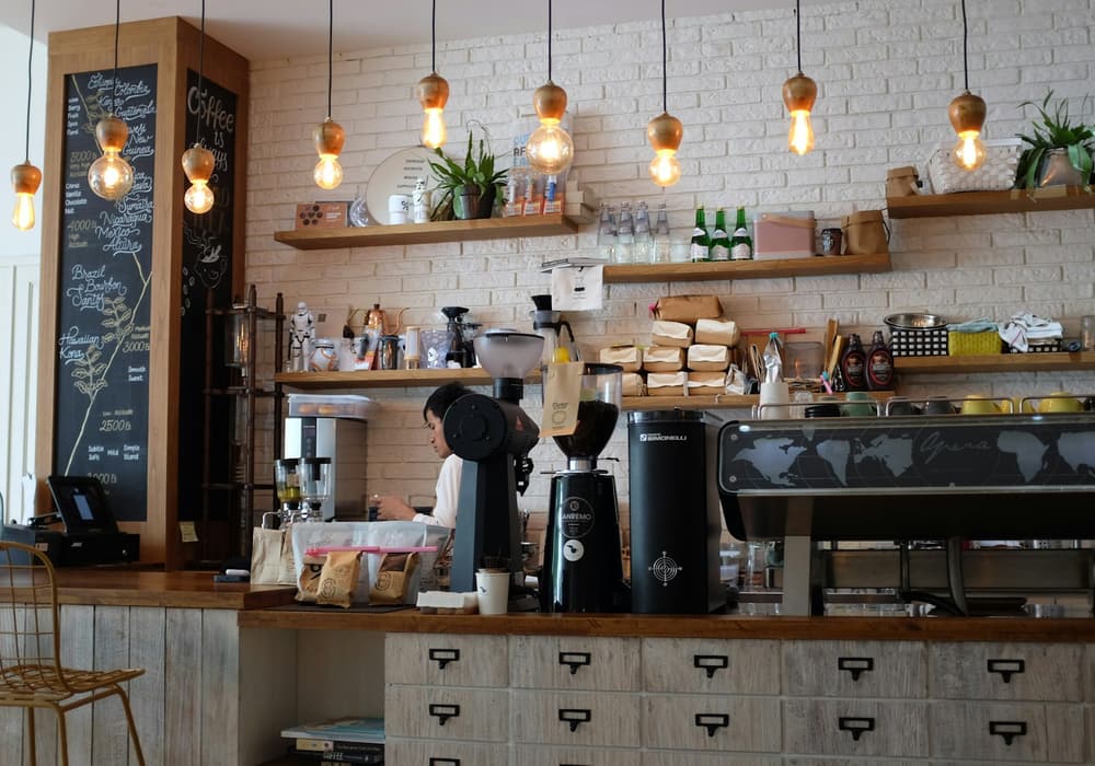 Kafe piştaxtası və oturma sahəsi